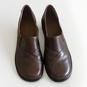 Clarks Womens Brown Leather Loafer Slip On Top Stitching Size 8.5 (Fits Like 7)
